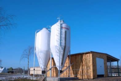 Futtersilos im Offenstall für Pferde.