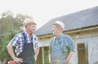 Unterhaltung zwischen zwei älteren Landwirten