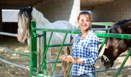 Landfrauenstudie: Frau mit zwei Pferden